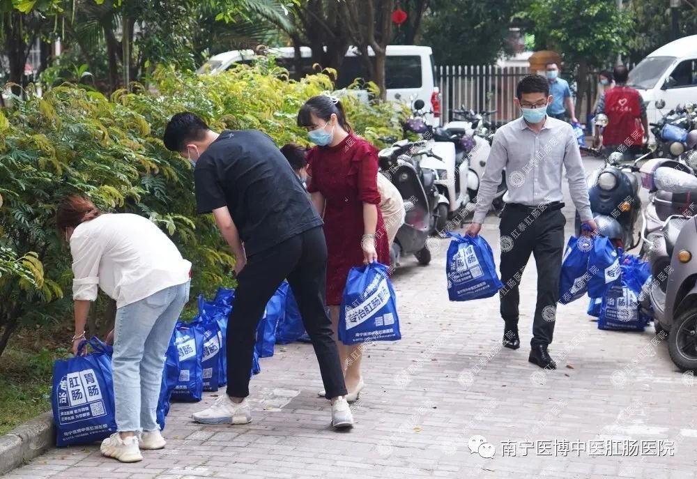 獻(xiàn)愛(ài)心&middot;戰(zhàn)疫情｜我院支部走進(jìn)安吉華都小區(qū)開(kāi)展捐物活動(dòng)